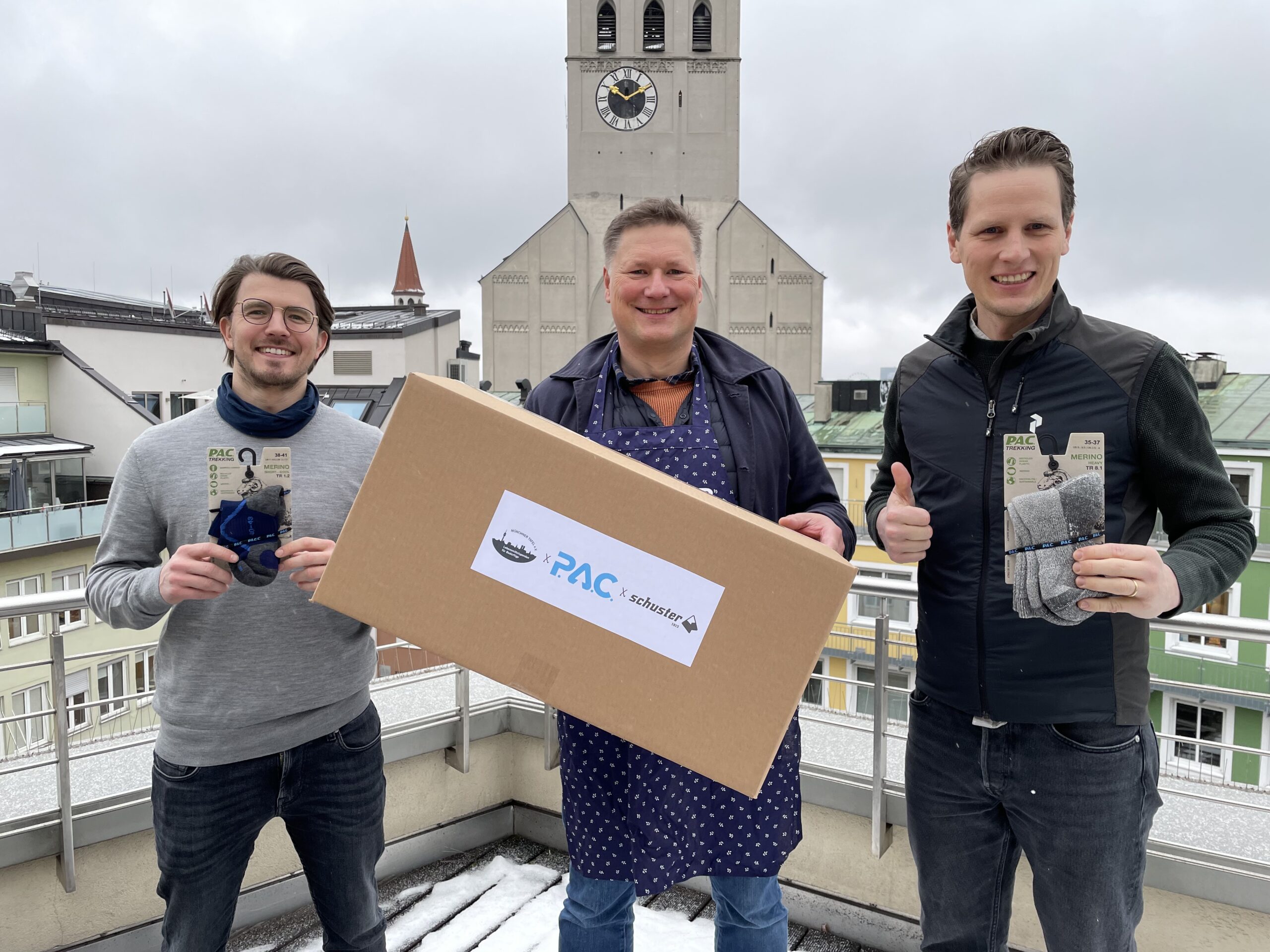 Socken Spende P.A.C. für Münchner Tafel mit Sporthaus Schuster