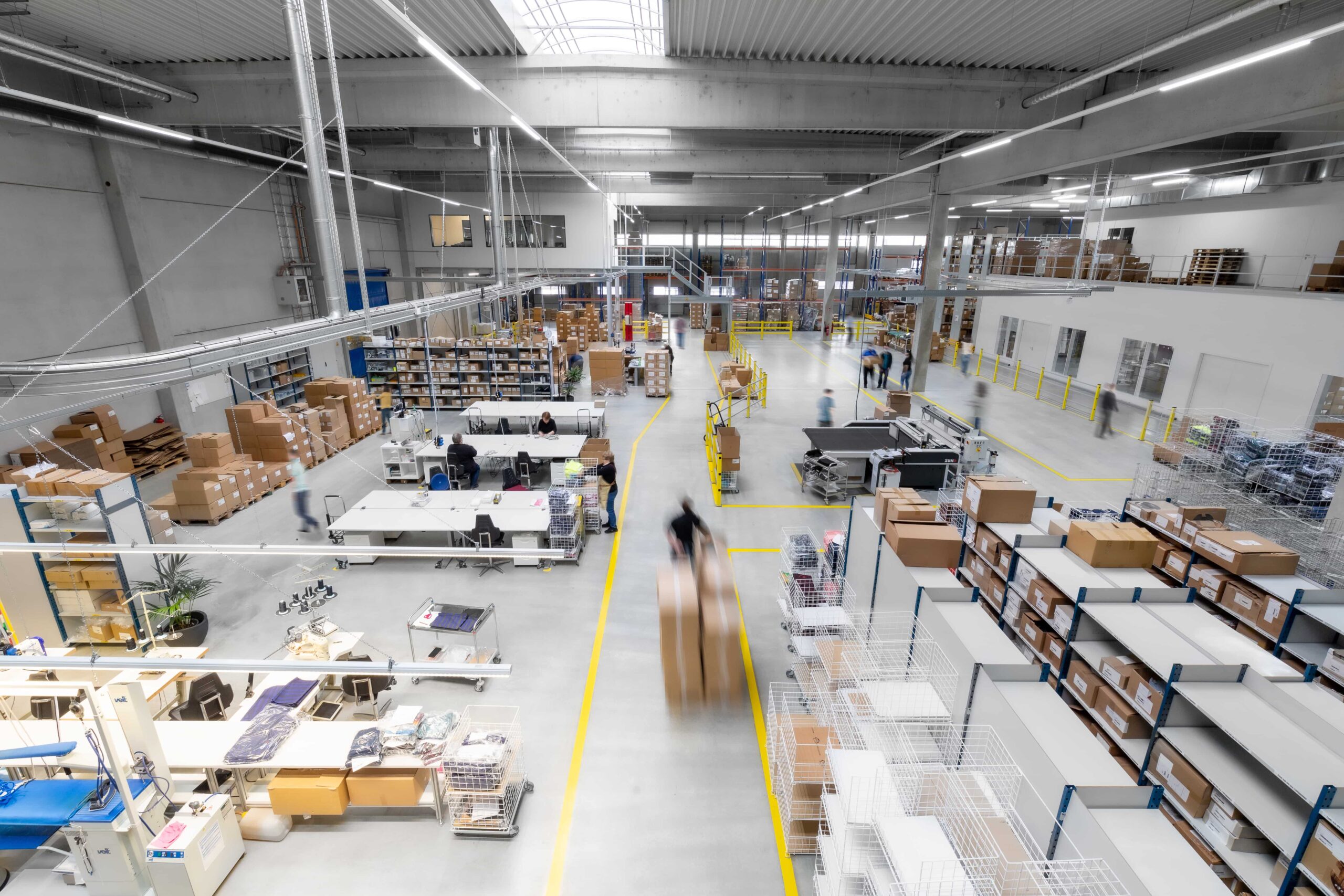 Blick in die Produktionshalle P.A.C. Schweinfurt